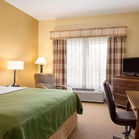 Country Inn & Suites By Radisson, Salina, Ks Buitenkant foto