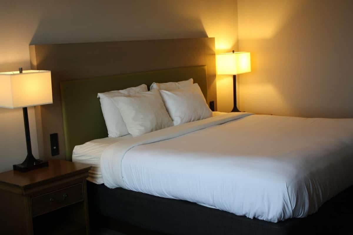 Country Inn & Suites By Radisson, Salina, Ks Buitenkant foto